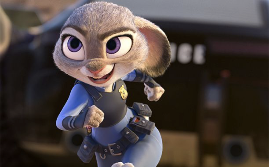 Un personnage de lapin animé en uniforme de police court avec une expression déterminée, incarnant l'esprit de tout essayer ; un véhicule de police flou passe à toute vitesse en arrière-plan.