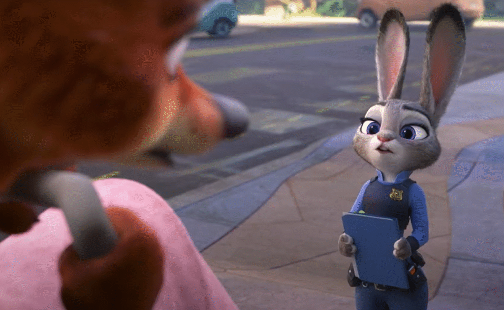 Un lapin animé en uniforme de police tient un presse-papiers et parle à un renard sur un trottoir de la ville, l'encourageant à tout essayer tandis que des voitures passent en arrière-plan.