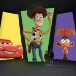 Cinq personnes se tiennent face à de grands écrans affichant les personnages bien-aimés de Pixar : Dory, Flash McQueen, Woody, une créature ressemblant à Muppet et un garçon avec une guitare.