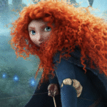 Personnage rebelle animé aux longs cheveux roux bouclés tenant un arc et des flèches, situé dans une forêt brumeuse avec des lumières bleues brillantes brillant vers le ciel en arrière-plan.