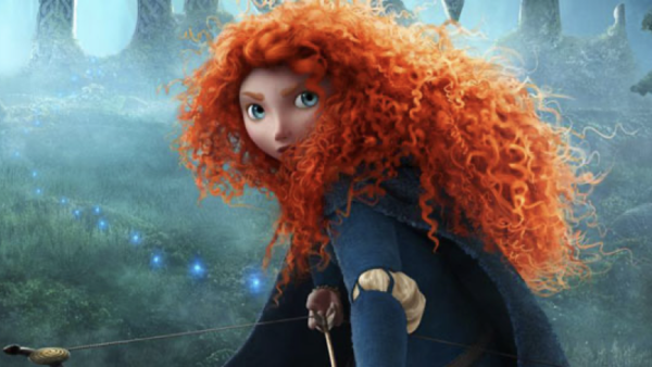 Personnage rebelle animé aux longs cheveux roux bouclés tenant un arc et des flèches, situé dans une forêt brumeuse avec des lumières bleues brillantes brillant vers le ciel en arrière-plan.