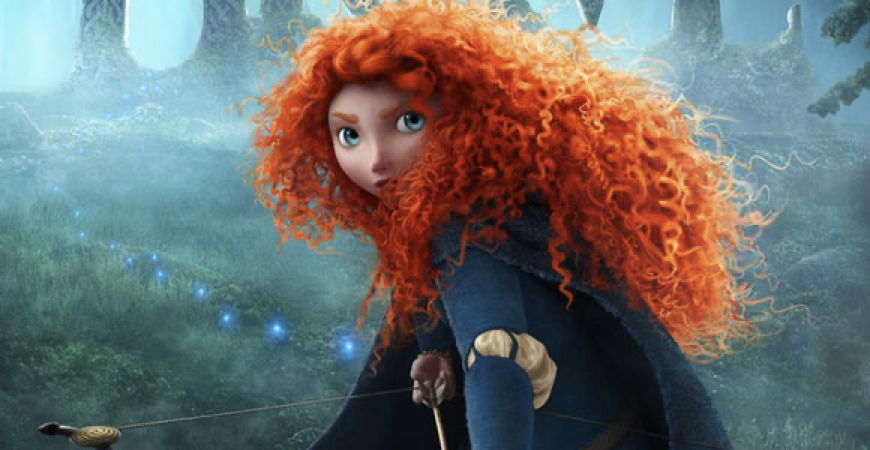 Personnage rebelle animé aux longs cheveux roux bouclés tenant un arc et des flèches, situé dans une forêt brumeuse avec des lumières bleues brillantes brillant vers le ciel en arrière-plan.