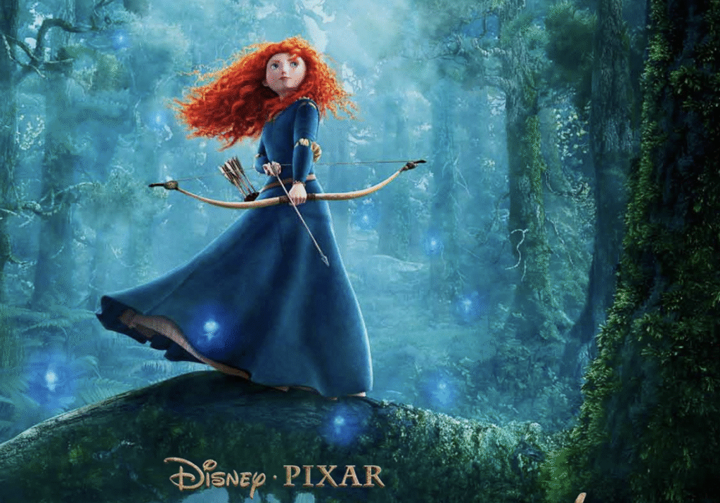 Un rebelle animé aux longs cheveux roux bouclés dans une robe bleue tenant un arc et des flèches se tient sur un rocher dans une forêt mystique, entouré de volutes bleues brillantes dérivant vers le ciel.