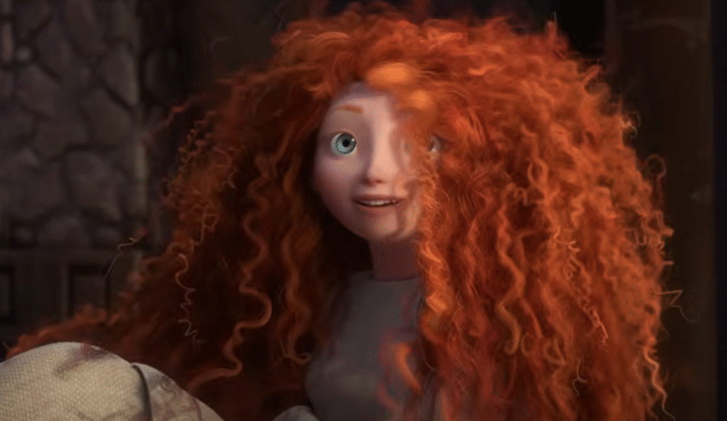 Personnage animé aux longs cheveux roux bouclés et aux yeux bleus souriant assis à l'intérieur, incarnant un esprit rebelle et regardant vers le ciel avec espoir.