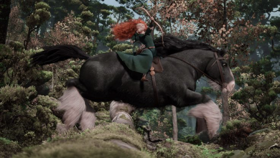 Une femme rebelle aux longs cheveux roux chevauche un grand cheval noir à travers une forêt dense, tenant un arc avec une flèche pointée vers le ciel.