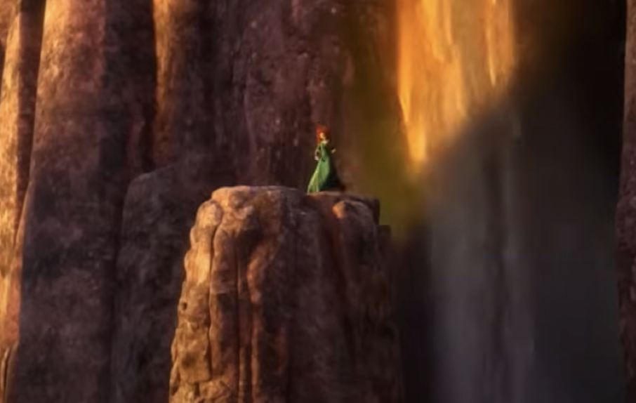 Un rebelle en tenue verte se tient sur un rebord rocheux à côté d'une cascade et de hautes falaises, regardant vers le ciel.