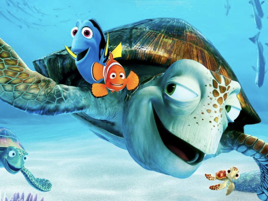 Scène sous-marine animée avec une tortue de mer nageant aux côtés de deux poissons colorés, l'un bleu et l'autre orange ; d'autres tortues sont visibles en arrière-plan, évoquant les mondes magiques de Galaxie Disney.