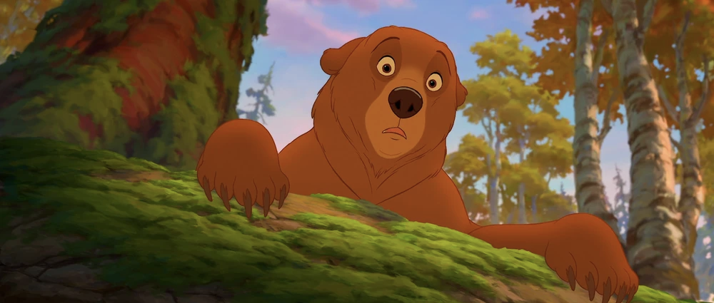 Un ours brun animé, rappelant Mon Frère Ours, prend un air surpris en s'appuyant sur un arbre tombé couvert de mousse dans une forêt ensoleillée.