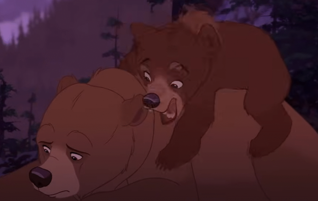 Un jeune ours animé s'amuse à grimper sur le dos d'un ours plus grand et triste dans une forêt au crépuscule, capturant l'esprit sincère de Mon Frère Ours dans la galaxie Disney.