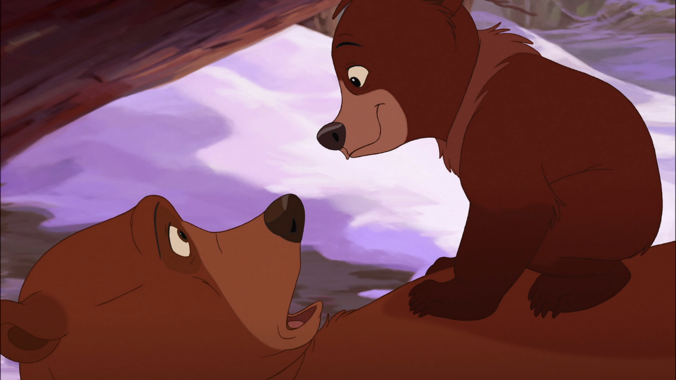 Un ourson animé est assis sur le dos d'un ours plus grand, tous deux se regardant avec des expressions amicales sur un fond enneigé, rappelant Mon Frère Ours de la galaxie Disney.