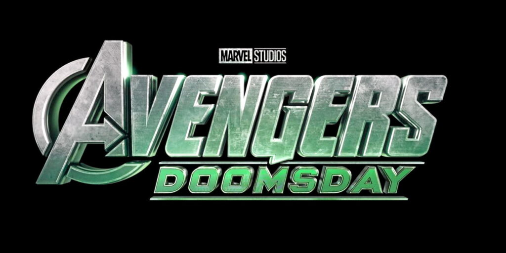 Logo vert métallique "Avengers Doomsday" avec l'étiquette Marvel Studios au-dessus, sur fond noir - allusion au prochain choc du MCU.