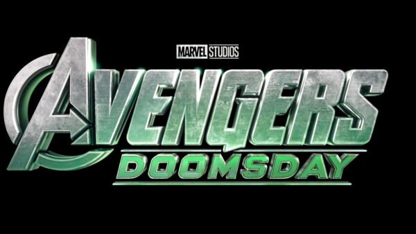 Logo vert métallique "Avengers Doomsday" avec l'étiquette Marvel Studios au-dessus, sur fond noir - allusion au prochain choc du MCU.