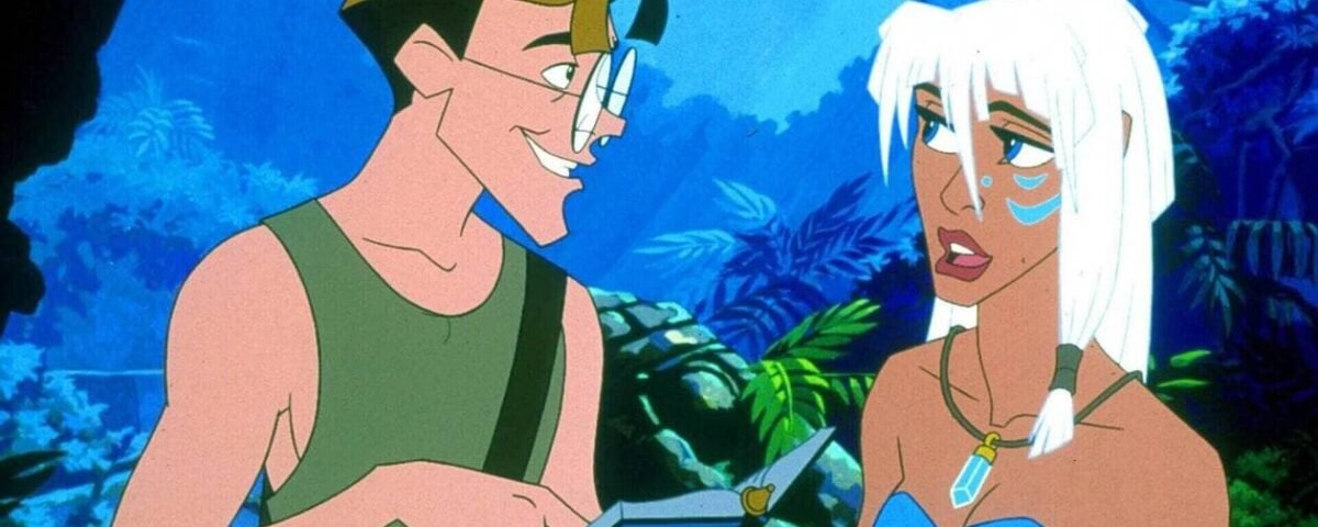 Deux personnages animés se tiennent dans un décor de jungle luxuriante ; l'un tient un livre ouvert sur l'Atlantide et sourit, tandis que l'autre écoute d'un air neutre.