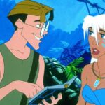 Deux personnages animés se tiennent dans un décor de jungle luxuriante ; l'un tient un livre ouvert sur l'Atlantide et sourit, tandis que l'autre écoute d'un air neutre.