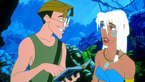 Deux personnages animés se tiennent dans un décor de jungle luxuriante ; l'un tient un livre ouvert sur l'Atlantide et sourit, tandis que l'autre écoute d'un air neutre.