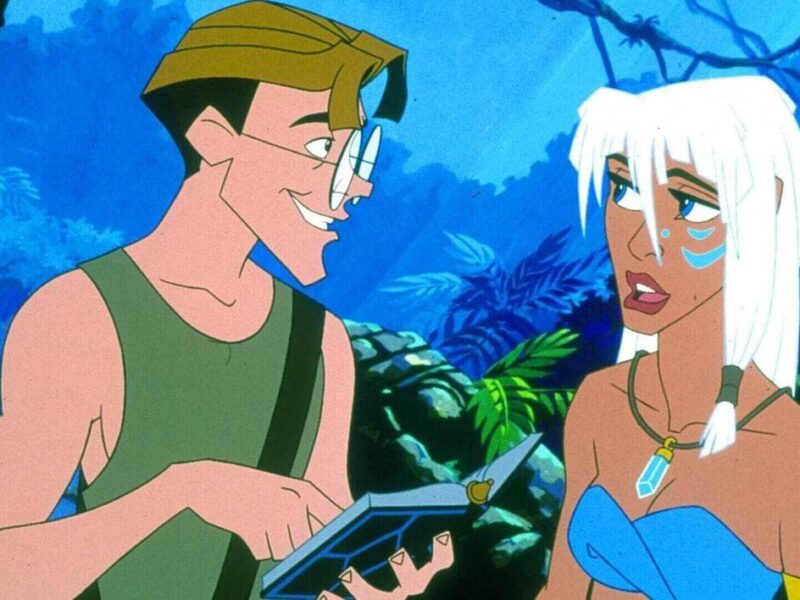 Deux personnages animés se tiennent dans un décor de jungle luxuriante ; l'un tient un livre ouvert sur l'Atlantide et sourit, tandis que l'autre écoute d'un air neutre.