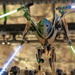 Un robot rappelant le Général Grievous de la Guerre des étoiles brandit quatre épées lumineuses vertes et bleues, dans un environnement industriel et métallique où des étincelles jaillissent.