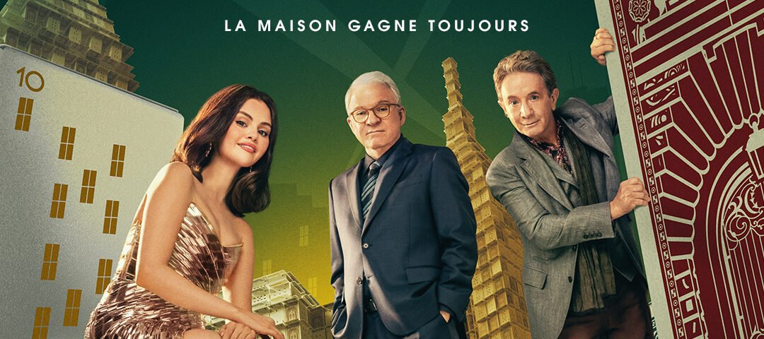 Trois personnes en tenue de soirée posent parmi des cartes à jouer et des dés surdimensionnés, avec de grands immeubles en arrière-plan et le texte "IN THE BUILDING" au-dessus d'eux - une scène de Only Murders In The Building Saison 5, disponible sur Disney+.