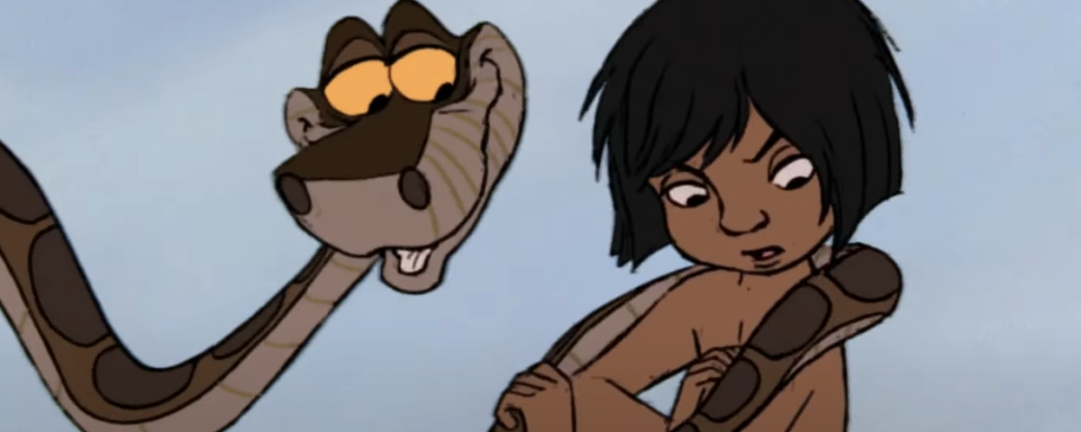 Un garçon animé aux cheveux noirs est enveloppé par un grand serpent qui le regarde en souriant et en murmurant "aie confiance". L'arrière-plan est un simple ciel bleu.