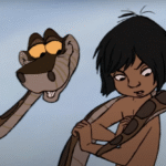 Un garçon animé aux cheveux noirs est enveloppé par un grand serpent qui le regarde en souriant et en murmurant "aie confiance". L'arrière-plan est un simple ciel bleu.