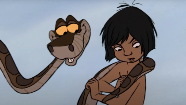 Un garçon animé aux cheveux noirs est enveloppé par un grand serpent qui le regarde en souriant et en murmurant "aie confiance". L'arrière-plan est un simple ciel bleu.