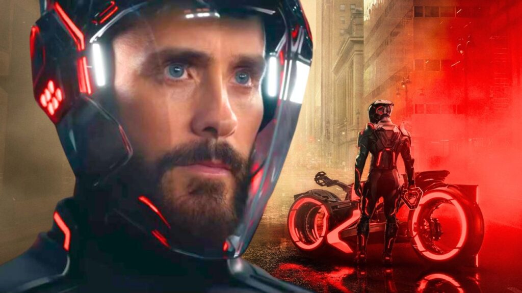 Un homme portant un casque futuriste est montré de près, avec une moto éclairée au néon et une personne portant un costume similaire dans une rue brumeuse et éclairée en rouge de la ville. Cette image évoque l'univers high-tech de Tron : Ares de Disney.