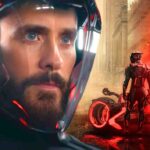 Un homme portant un casque futuriste est montré de près, avec une moto éclairée au néon et une personne portant un costume similaire dans une rue brumeuse et éclairée en rouge de la ville. Cette image évoque l'univers high-tech de Tron : Ares de Disney.