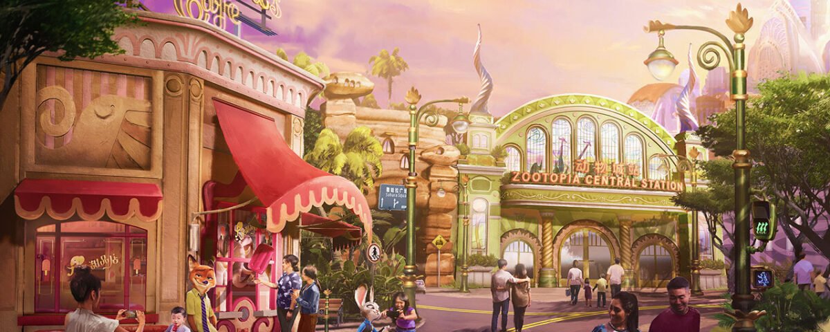 Une scène de rue animée dans une zone colorée du Royaume des animaux avec des bâtiments sur le thème des animaux, des personnages costumés et des familles profitant du spectacle près de la "Zootopie Central Station".