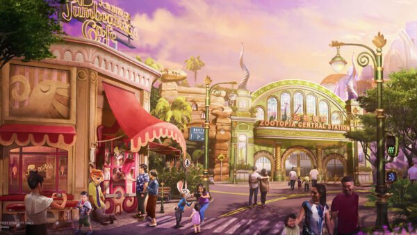 Une scène de rue animée dans une zone colorée du Royaume des animaux avec des bâtiments sur le thème des animaux, des personnages costumés et des familles profitant du spectacle près de la "Zootopie Central Station".