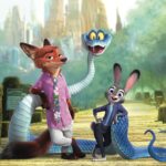 Un renard, un lapin et un serpent bleu de dessin animé se tiennent ensemble sur un quai en bois dans un décor urbain animé et vibrant - un véritable spectacle qui rappelle le Royaume des animaux animé de Zootopie.