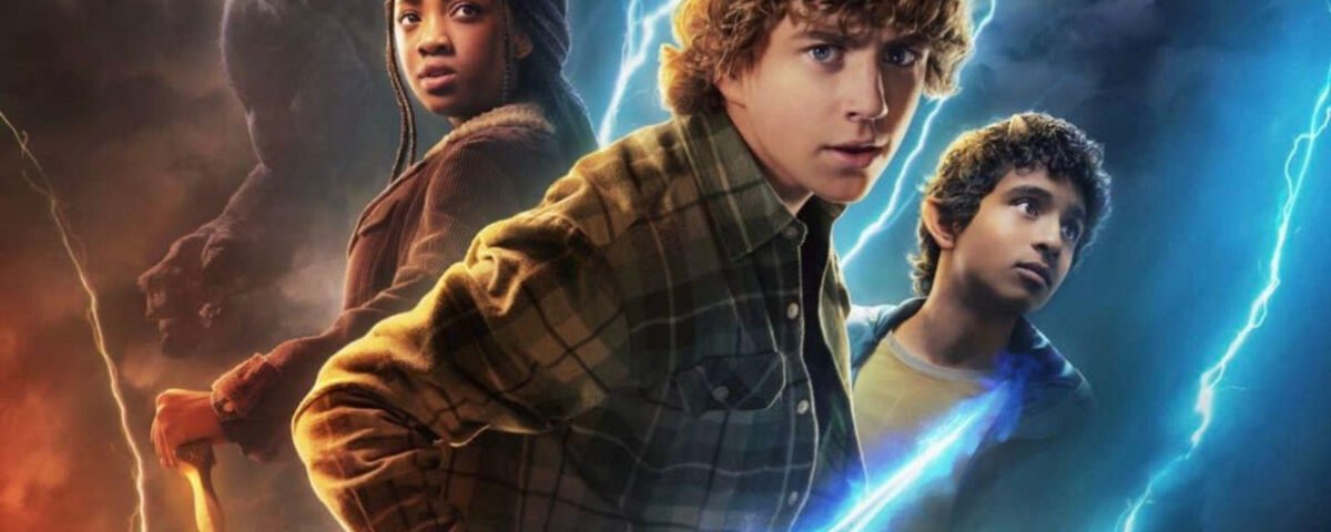 Trois jeunes gens se tiennent ensemble, chacun tenant une arme, tandis que des éclairs bleus et orange crépitent derrière eux dans cette scène saisissante de la bande-annonce de Percy Jackson Saison 2 sur Disney+.