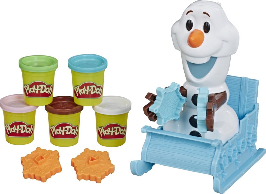 Six pots de Play-Doh, deux moules à flocons de neige orange et une figurine d'Olaf de la série Disney Frozen de Hasbro sont assis dans un traîneau bleu tenant un moule à flocons de neige.