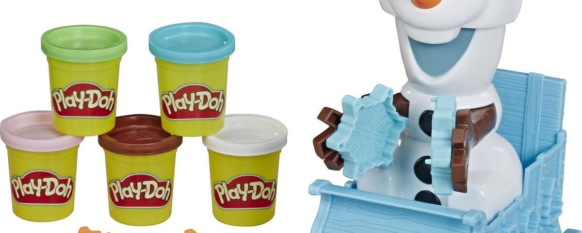 Six pots de Play-Doh, deux moules à flocons de neige orange et une figurine d'Olaf de la série Disney Frozen de Hasbro sont assis dans un traîneau bleu tenant un moule à flocons de neige.
