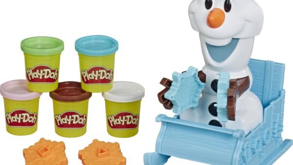 Six pots de Play-Doh, deux moules à flocons de neige orange et une figurine d'Olaf de la série Disney Frozen de Hasbro sont assis dans un traîneau bleu tenant un moule à flocons de neige.