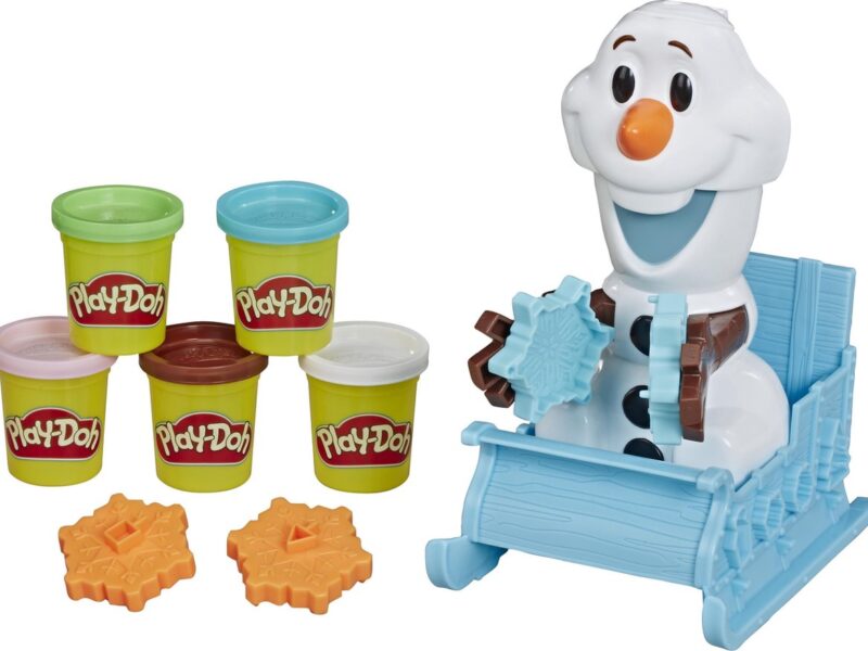 Six pots de Play-Doh, deux moules à flocons de neige orange et une figurine d'Olaf de la série Disney Frozen de Hasbro sont assis dans un traîneau bleu tenant un moule à flocons de neige.