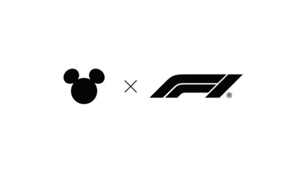 La silhouette noire de Mickey Mouse de Disney à côté d'un signe de multiplication et du logo noir de la Formule 1 (F1) met en évidence un partenariat unique entre Disney et la F1 sur un fond blanc.