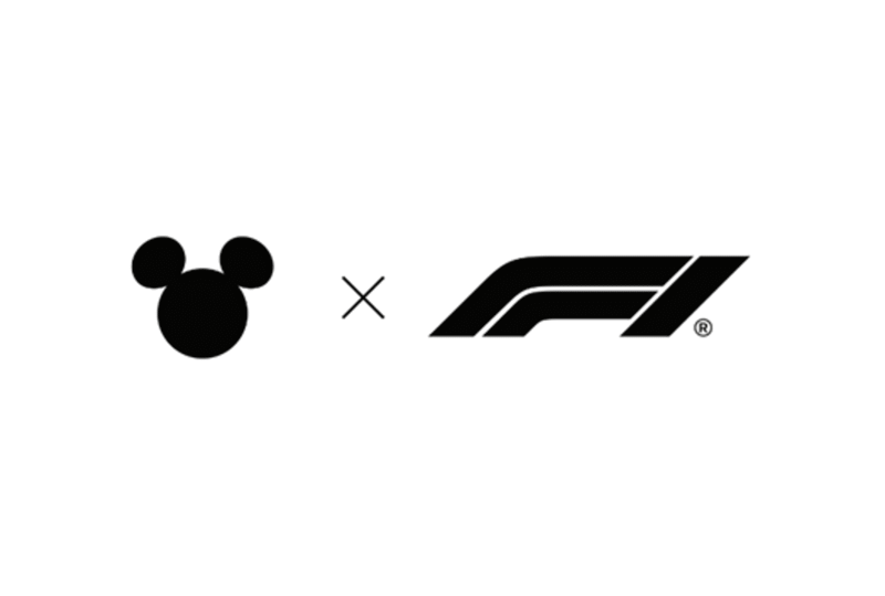 La silhouette noire de Mickey Mouse de Disney à côté d'un signe de multiplication et du logo noir de la Formule 1 (F1) met en évidence un partenariat unique entre Disney et la F1 sur un fond blanc.
