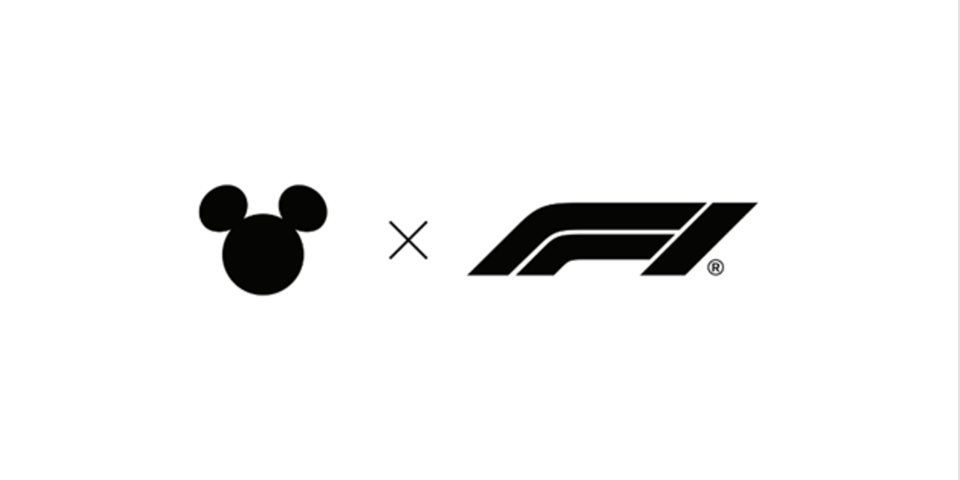 La silhouette noire de Mickey Mouse de Disney à côté d'un signe de multiplication et du logo noir de la Formule 1 (F1) met en évidence un partenariat unique entre Disney et la F1 sur un fond blanc.