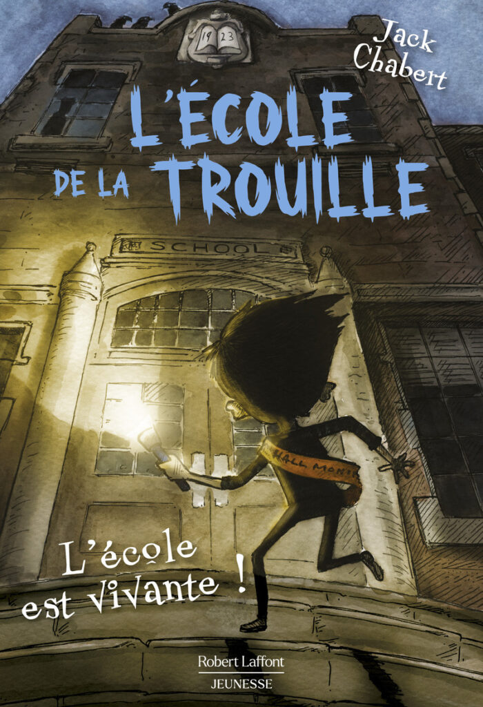 Un enfant muni d'une lampe de poche se tient devant un bâtiment scolaire sombre et sinistre, dont l'horloge brille au-dessus des mots "L'École de la Trouille" - une scène tout droit sortie d'une saga littéraire jeunesse digne de Disney Channel.