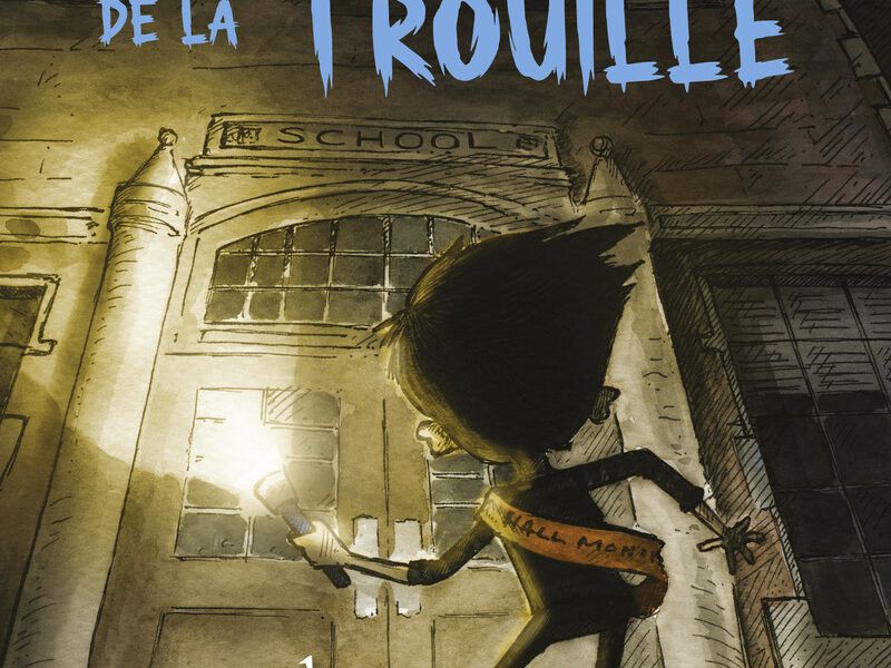 Un enfant muni d'une lampe de poche se tient devant un bâtiment scolaire sombre et sinistre, dont l'horloge brille au-dessus des mots "L'École de la Trouille" - une scène tout droit sortie d'une saga littéraire jeunesse digne de Disney Channel.