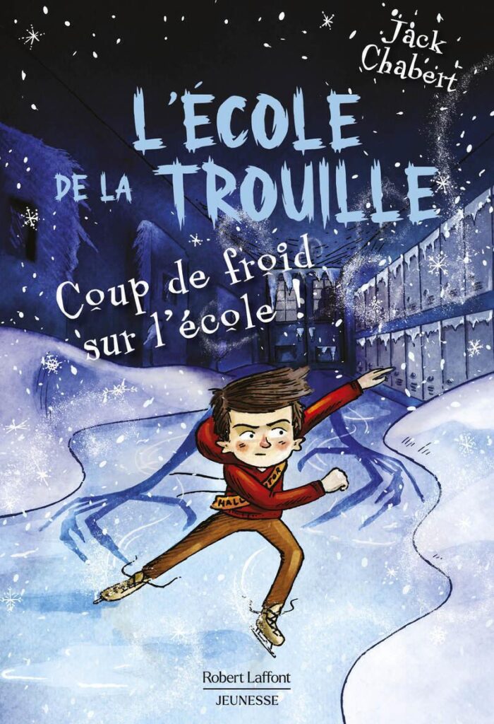 Un garçon vêtu d'un pull-over rouge glisse sur un sol glacé à l'extérieur d'une école enneigée la nuit, avec des arbres, une clôture et un bâtiment en arrière-plan. Un texte en français apparaît au-dessus de lui, évoquant le charme d'une saga littéraire jeunesse sur Disney Channel.