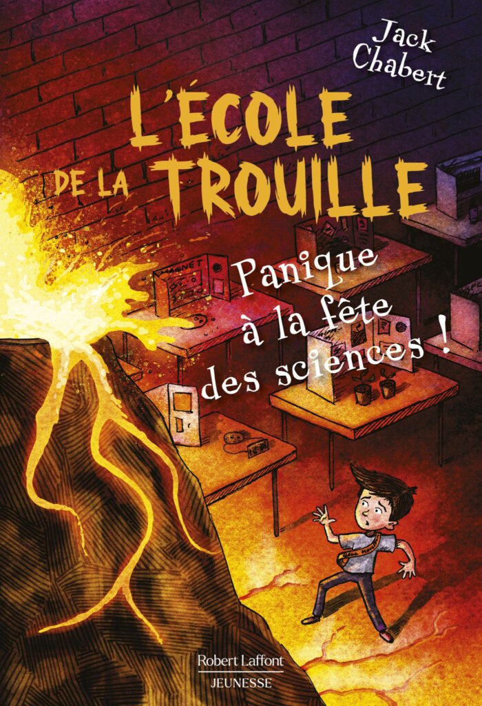 Un garçon fuit un volcan en éruption à l'intérieur d'une salle de classe remplie de projets de foire scientifique, capturant l'excitation d'une série surnaturelle de Disney Channel ; le titre du livre et le nom de l'auteur apparaissent en haut.