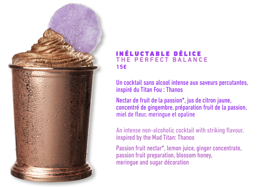 Une coupe en bronze remplie d'une boisson mousseuse et tourbillonnante, surmontée d'une garniture en cristal violet. Le texte ci-contre décrit un cocktail sans alcool inspiré par Thanos pour Cocktails Super Heroes Vs Villains au Skyline Bar, Hotel New York - The Art Of Marvel.