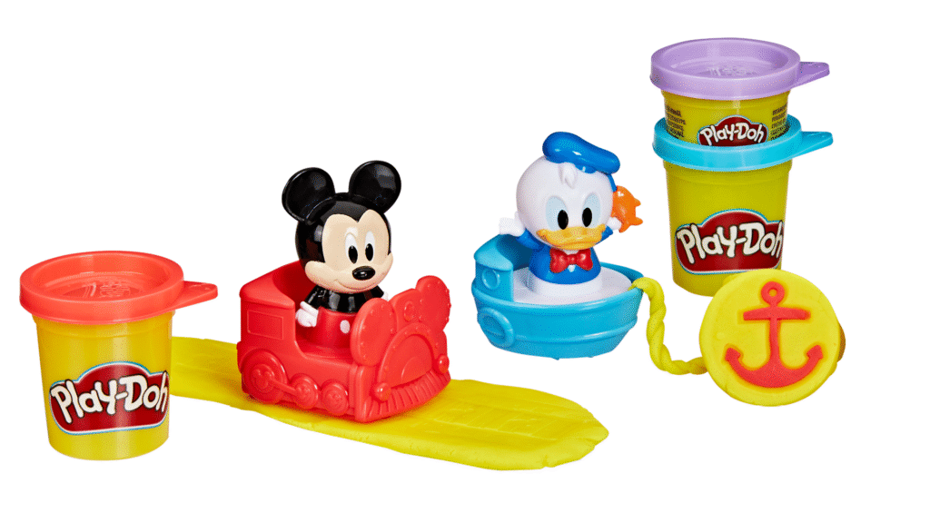 Les jouets Play-Doh de Mickey Mouse Clubhouse représentent Mickey dans un train rouge et Donald Duck dans un bateau bleu, avec des récipients Play-Doh jaunes et bleus et une ancre jaune - tout cela de Hasbro pour un plaisir créatif.