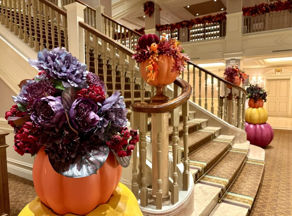 Disneyland® Hotel Se Pare De Décors Automnaux Pour Le Festival Halloween 2025 : Une Première Royale À Disneyland Paris