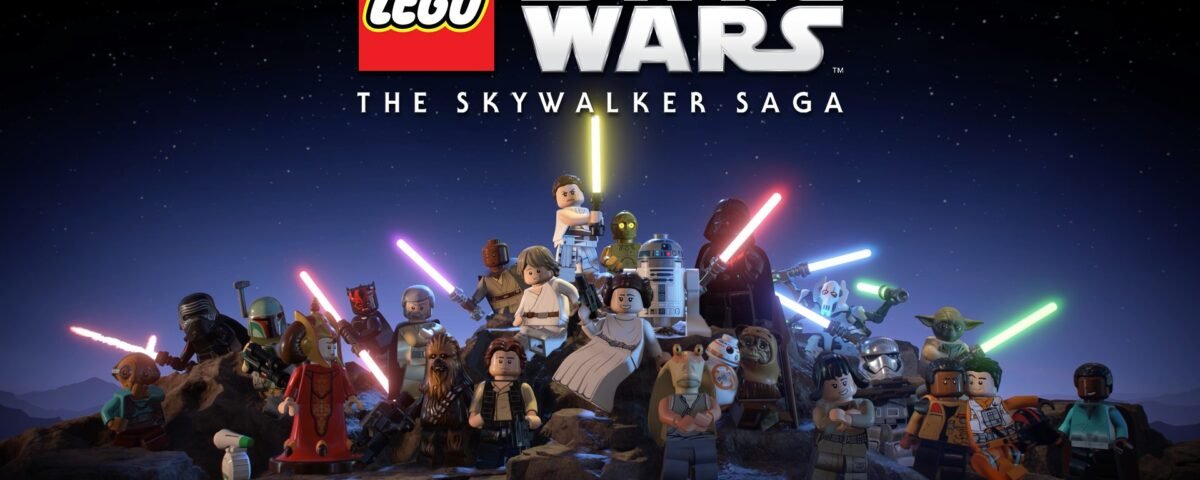 Des personnages LEGO Star Wars brandissant des sabres laser posent sous un ciel nocturne, avec le titre du jeu vidéo "LEGO Star Wars : La Saga Skywalker" affiché au-dessus d'eux.