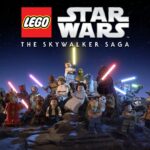 Des personnages LEGO Star Wars brandissant des sabres laser posent sous un ciel nocturne, avec le titre du jeu vidéo "LEGO Star Wars : La Saga Skywalker" affiché au-dessus d'eux.