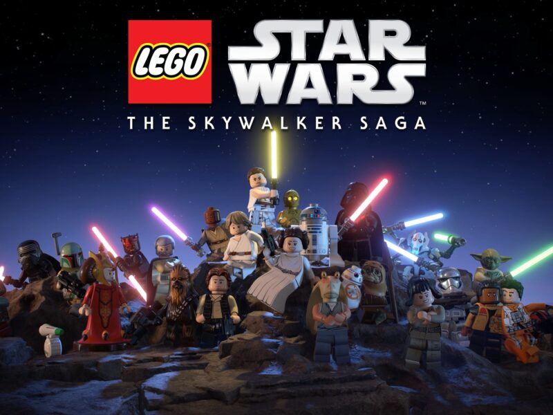 Des personnages LEGO Star Wars brandissant des sabres laser posent sous un ciel nocturne, avec le titre du jeu vidéo "LEGO Star Wars : La Saga Skywalker" affiché au-dessus d'eux.