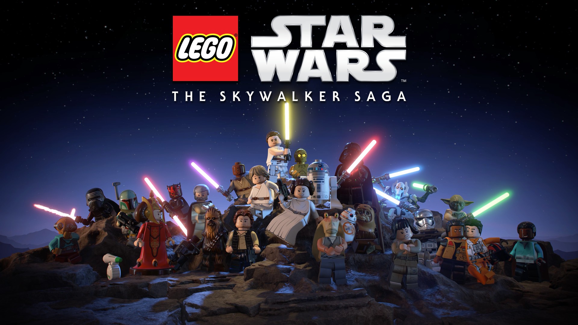 Des personnages LEGO Star Wars brandissant des sabres laser posent sous un ciel nocturne, avec le titre du jeu vidéo "LEGO Star Wars : La Saga Skywalker" affiché au-dessus d'eux.