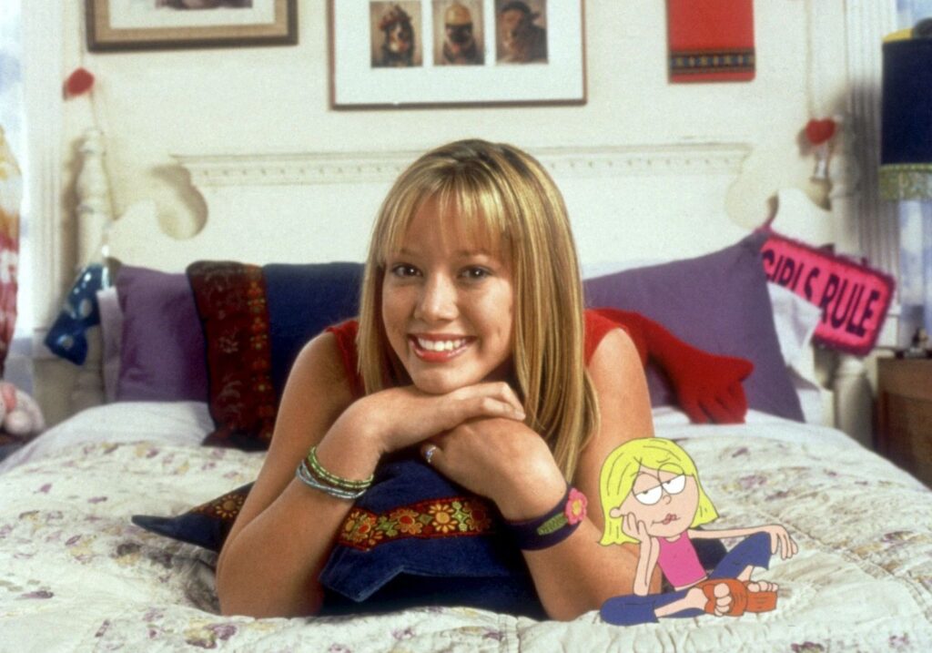 Une adolescente sourit alors qu'elle est allongée sur un lit dans une chambre décorée, avec un personnage de dessin animé - ressemblant à Lizzie McGuire de la série reboot de Disney avec Hilary Duff - assis à côté d'elle.